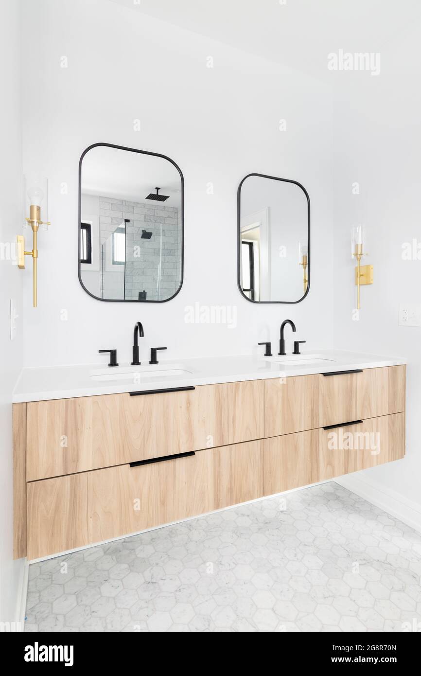 Hanging mirror cabinet hi-res stock photography and images - Alamy