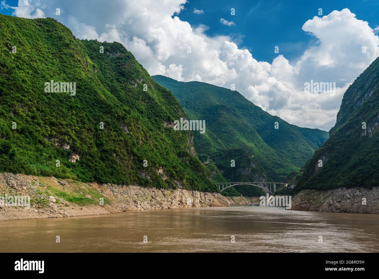 Arched bridge across the Wu gorge on the magnificent Yangtze River ...