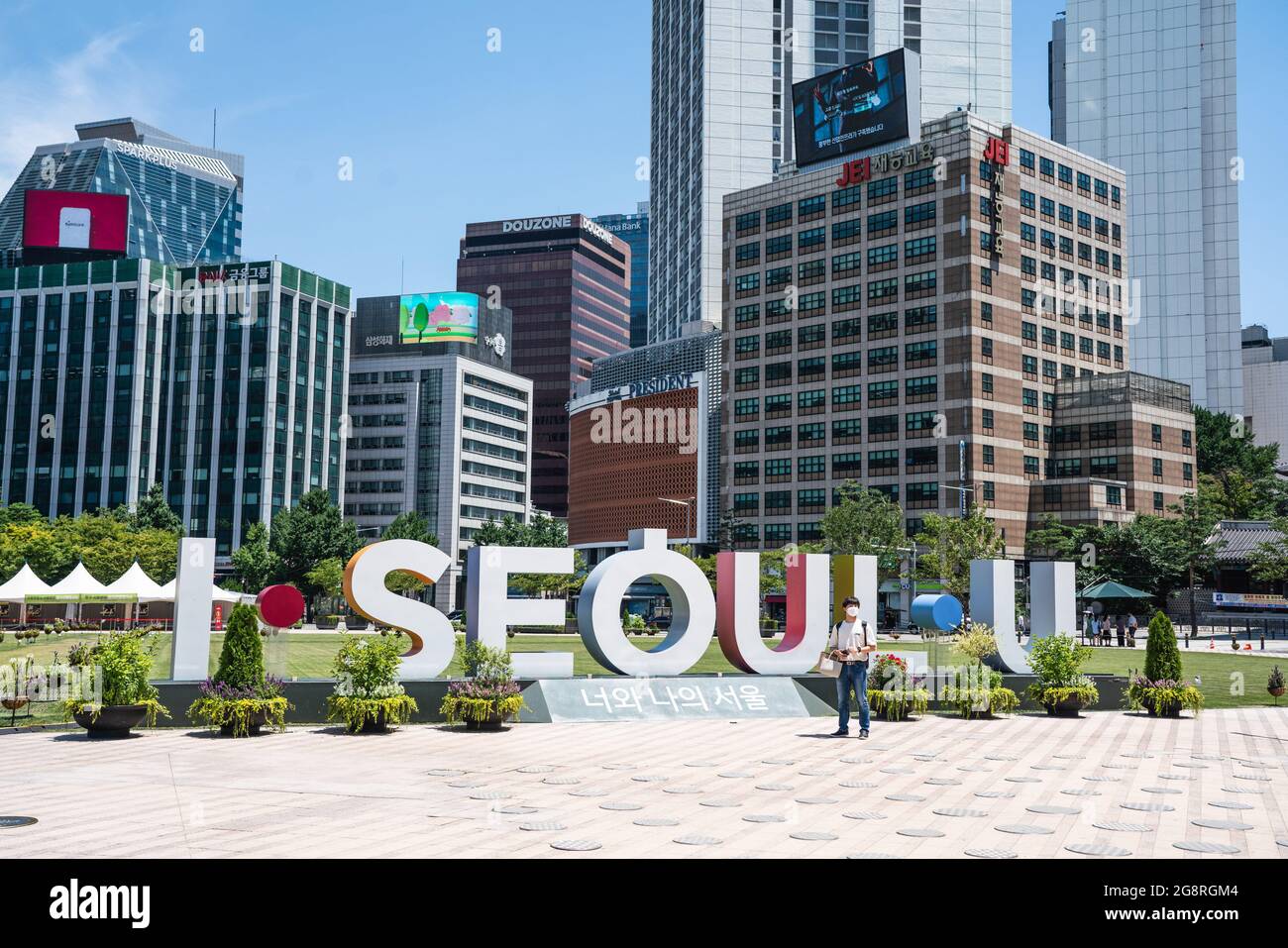 Seoul, South Korea. 22nd July, 2021. A man wearing a face mask as a preventive measure against the spread of coronavirus takes photos in front of 'I Seoul U' board at Seoul city hall in Seoul. Credit: SOPA Images Limited/Alamy Live News Stock Photo