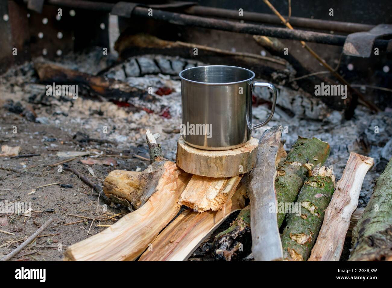https://c8.alamy.com/comp/2G8RJ8W/a-mug-of-hot-tea-or-coffee-is-on-the-wood-by-the-fire-empty-space-for-text-tourism-concept-2G8RJ8W.jpg