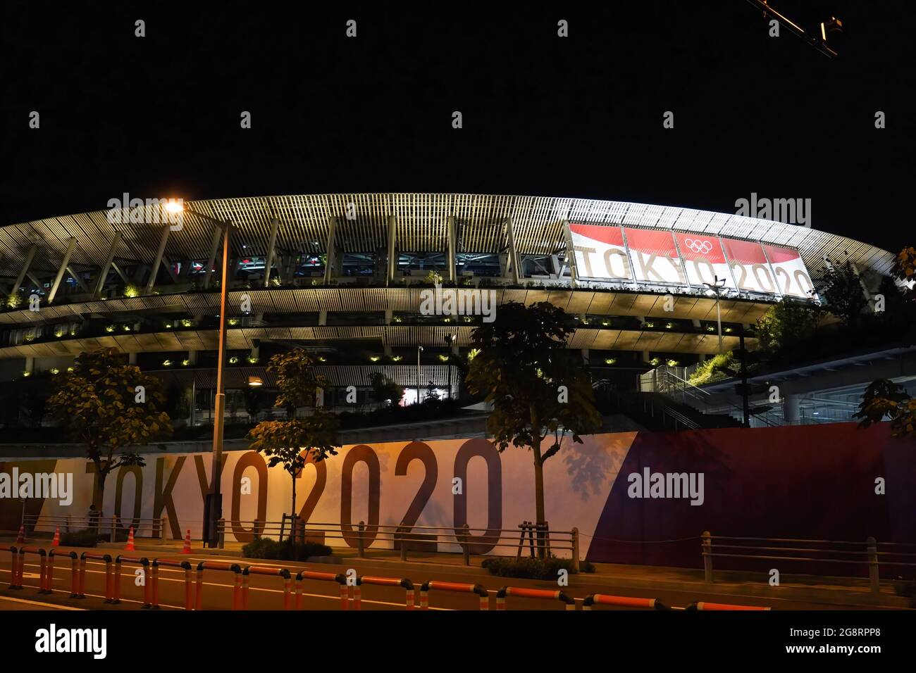 Shinjuku, Japan. 22nd July, 2021. Tokyo Olympic Stadium seen on the eve of the opening ceremony. With just one day until the Olympics opening ceremony, Tokyo confirms 1,979 new coronavirus infections. The total number of cases in Tokyo now stands at 195,041. Credit: SOPA Images Limited/Alamy Live News Stock Photo