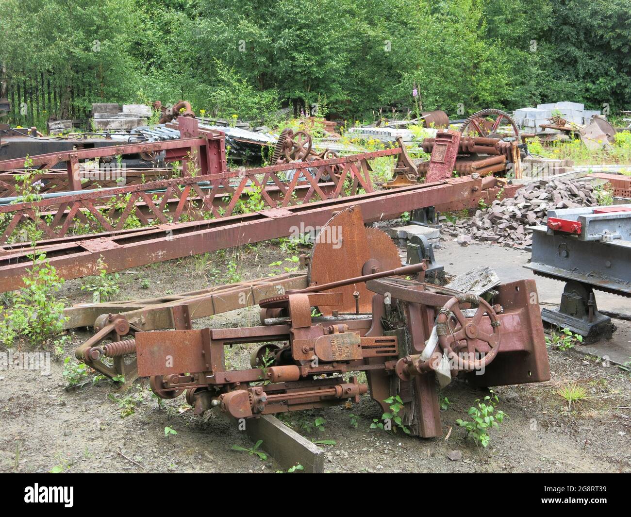 Items of industrial salvage and scrap metal equipment & machinery