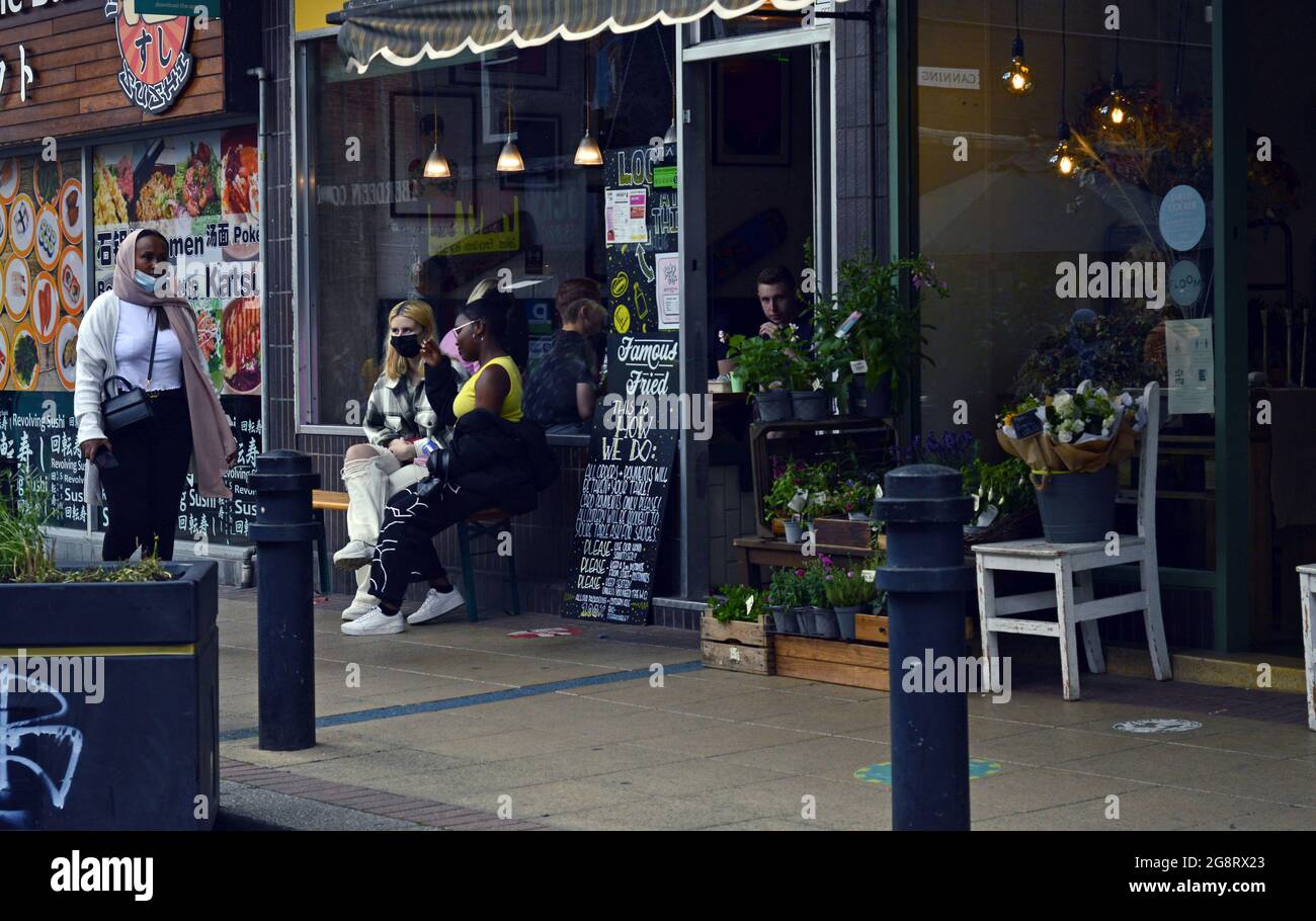 SHEFFIELD. SOUTH YORKSHIRE. ENGLAND. 07-10-21. Division Street in the city centre, an area of shops and bars. Two customers sat outside a cafe. Stock Photo