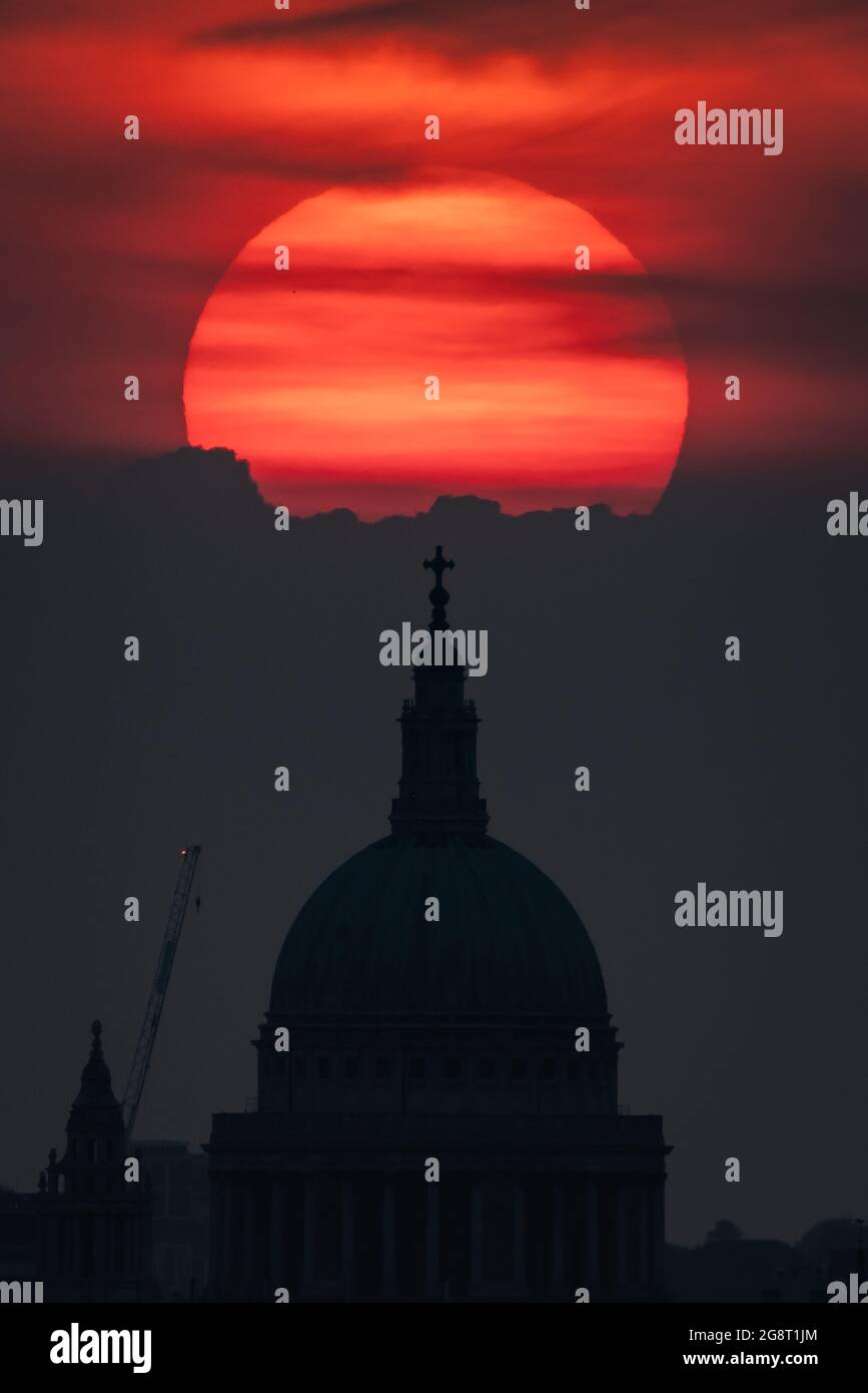 London, UK. 22nd July, 2021. UK Weather: Dramatic evening sunset over St. Paul's Cathedral ends another day of city heatwave also bringing the first ever amber extreme heat warning to be put in place this week. Credit: Guy Corbishley/Alamy Live News Stock Photo