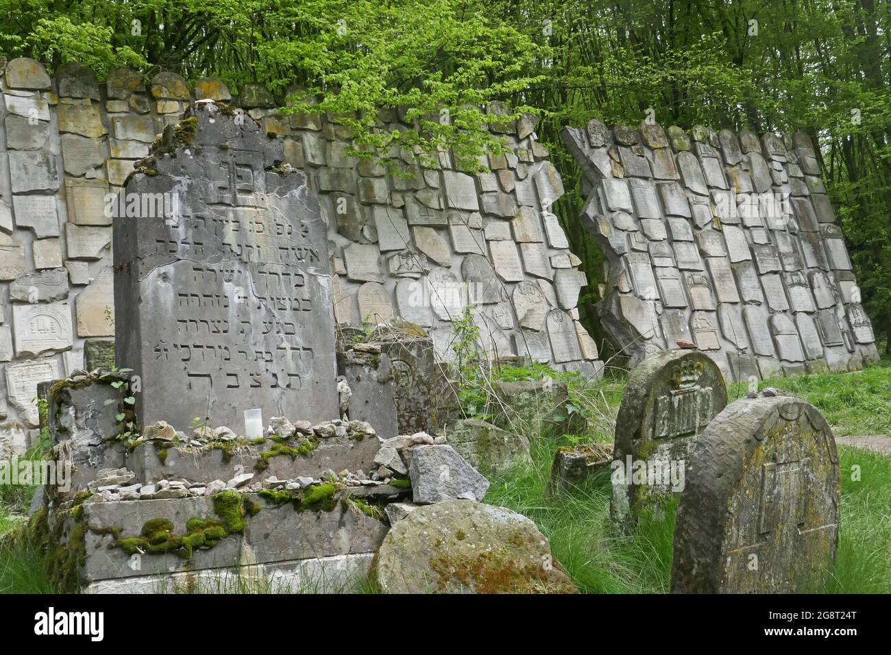 Jüdischer Friedhof mit einer Klagemauer aus, von den Nazis zerstörten Grabsteinen, Kazimierz Dolny, Woiwodschaft Lublin, Polen Stock Photo