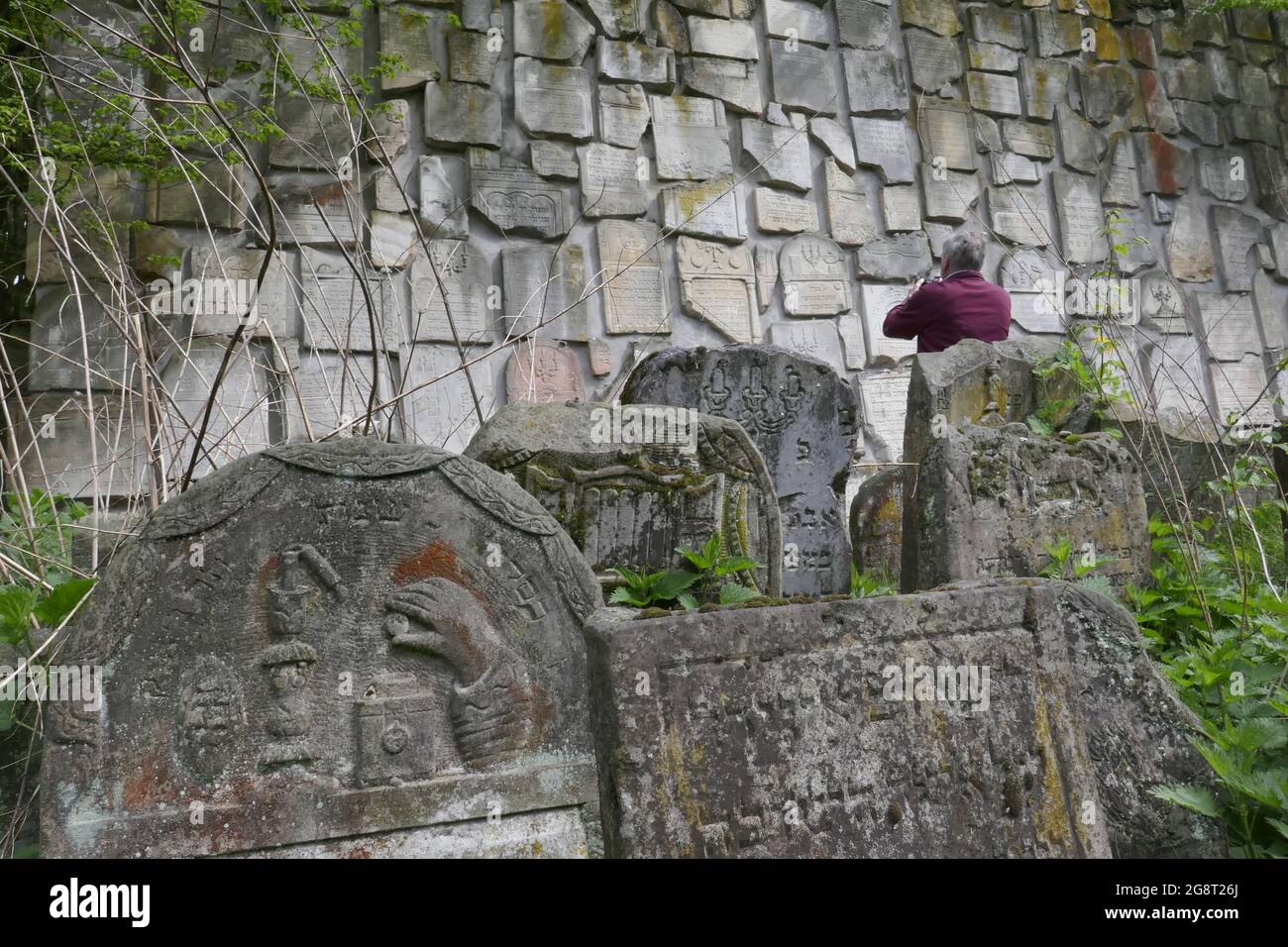 Jüdischer Friedhof mit einer Klagemauer aus, von den Nazis zerstörten Grabsteinen, Kazimierz Dolny, Woiwodschaft Lublin, Polen Stock Photo