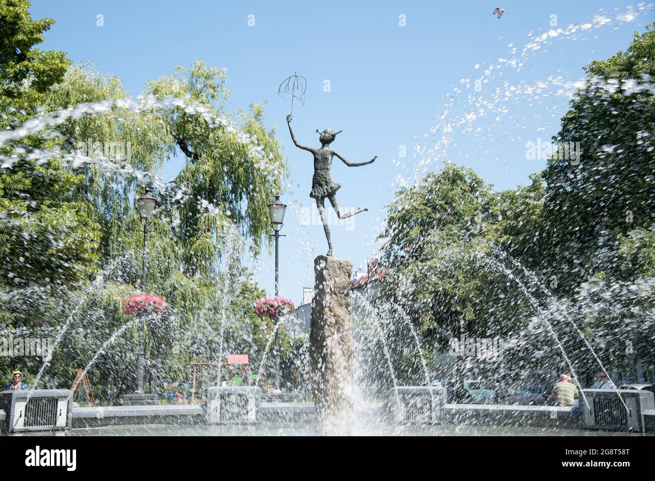 Statue of Tulla Pokriefke from Crabwalk of Gunter Grass on fountain in Gdansk, Poland. June 23rd 2021 © Wojciech Strozyk / Alamy Stock Photo *** Local Stock Photo