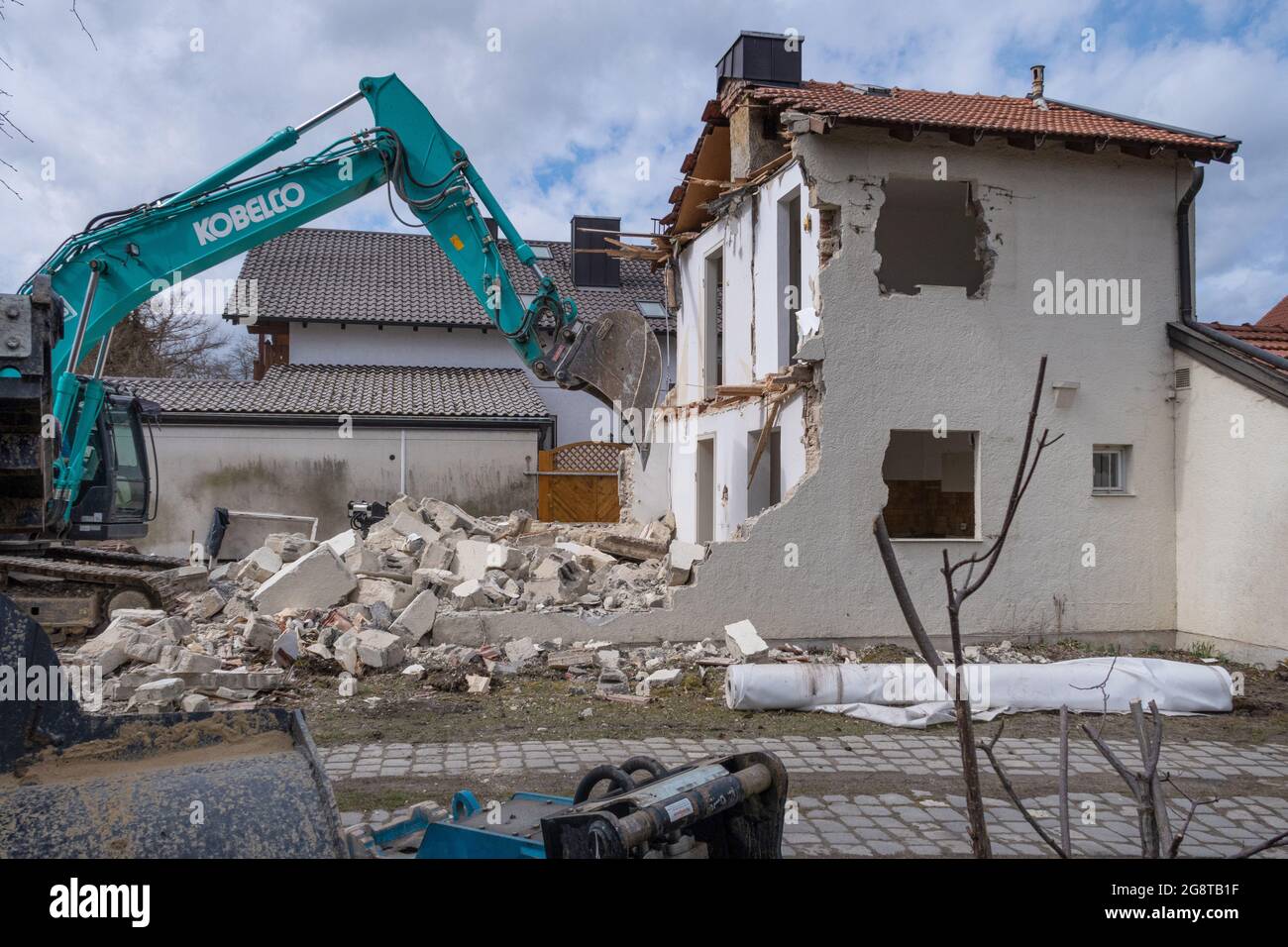 Excavator demolishes small residential building from 1950, urban consolidation, Germany, Bavaria, Dorfen Stock Photo