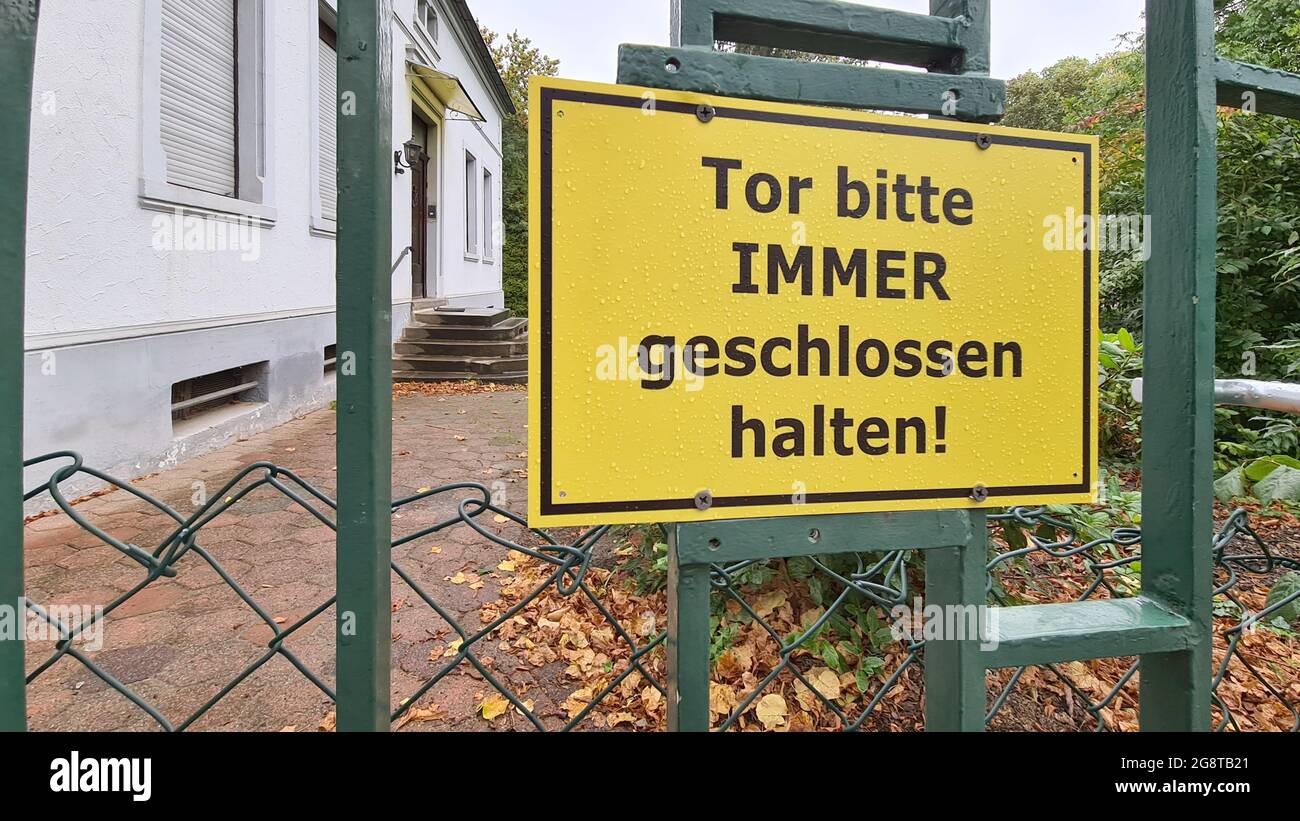 'Always keep gate closed' sign on a gate, 'Tor immer geschlossen halten', Germany Stock Photo
