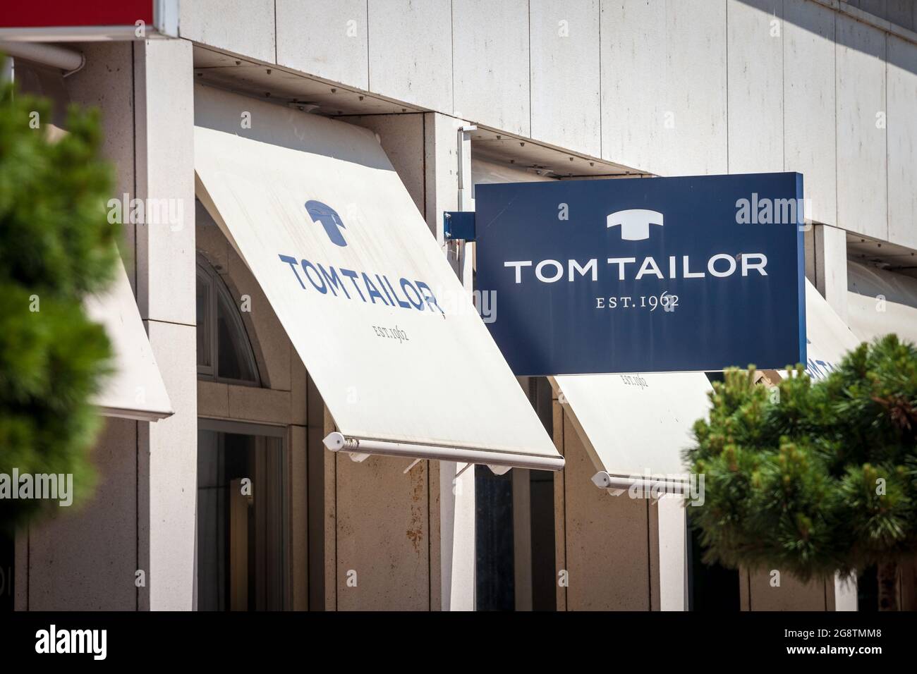 Tom tailor logo hi-res stock photography and images - Alamy | Tanktops