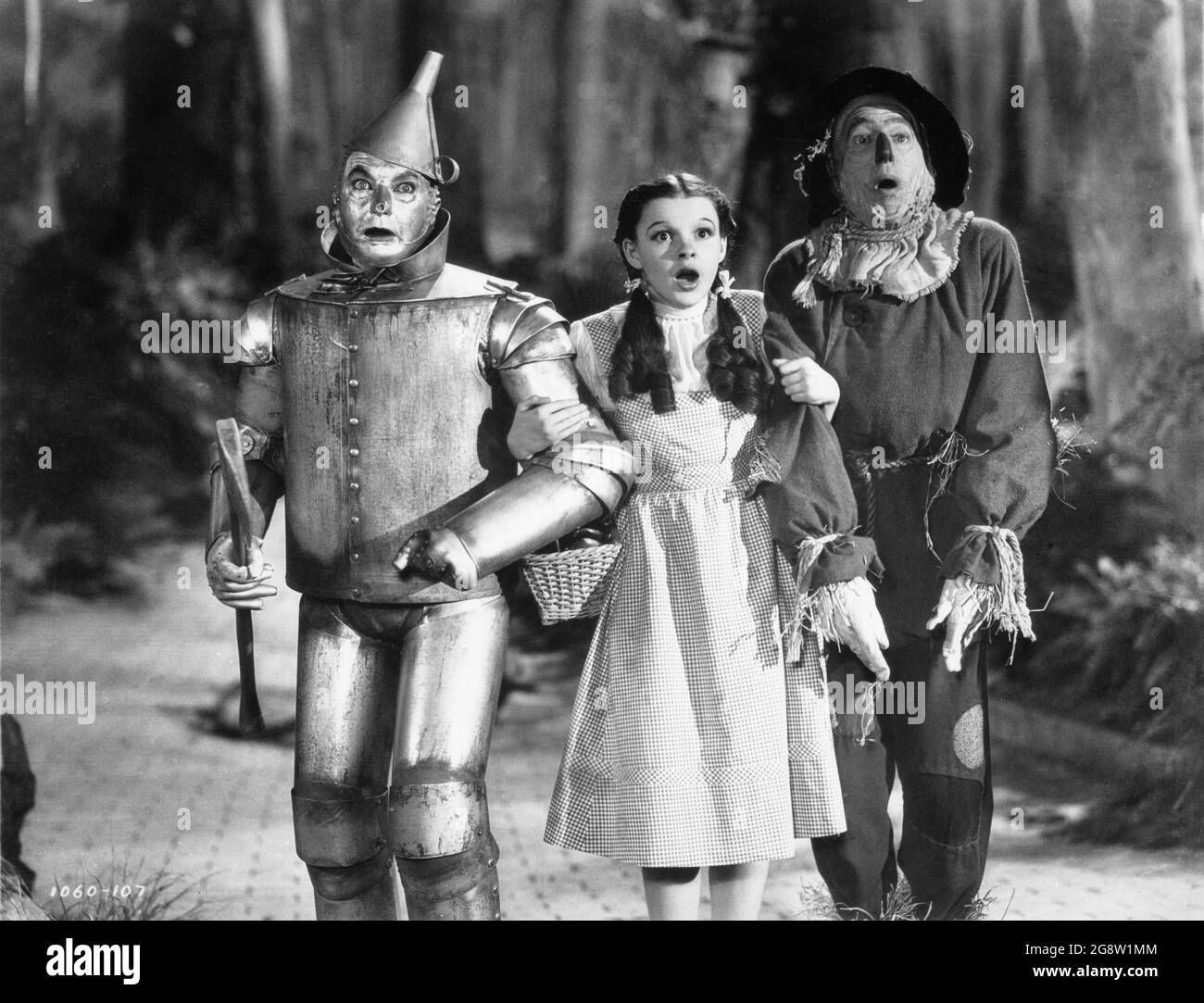 JACK HALEY as Tin Man JUDY GARLAND as Dorothy Gale and RAY BOLGER as Scarecrow in THE WIZARD OF OZ 1939 director VICTOR FLEMING novel Frank L. Baum costumes Gilbert Adrian Metro Goldwyn Mayer Stock Photo