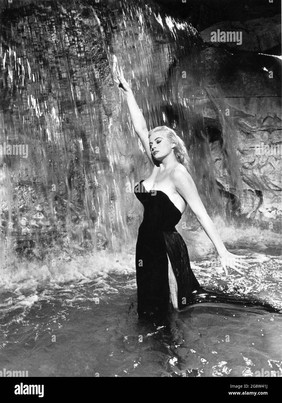 Anita ekberg at the trevi fountain hi-res stock photography and images -  Alamy