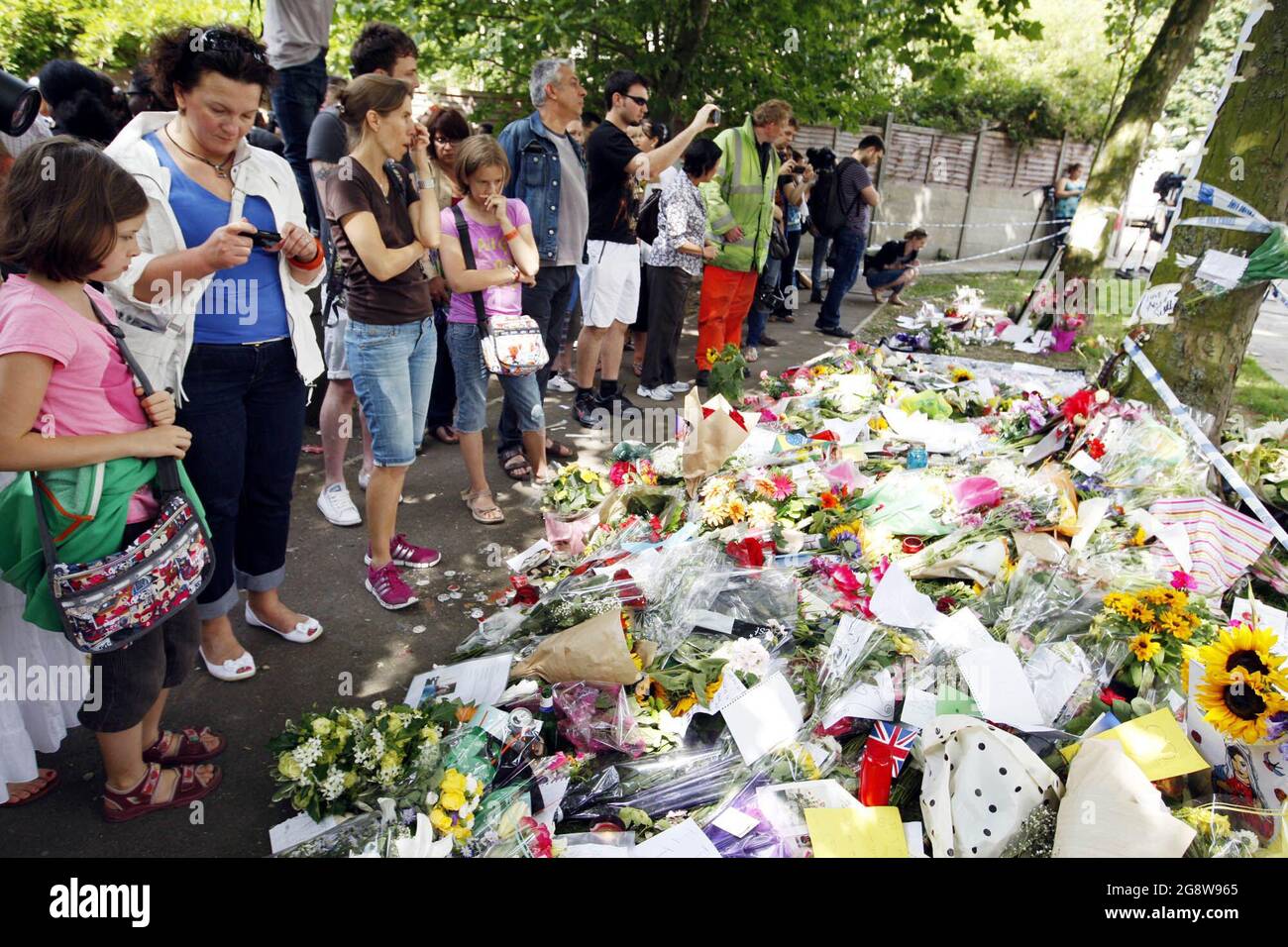 File photo dated 25/07/11 of flowers left by well wishers in Camden, north London, outside the home of Amy Winehouse. Fans will mark 1 years since her death on Friday. Issue date: Friday July 23, 2021. Stock Photo