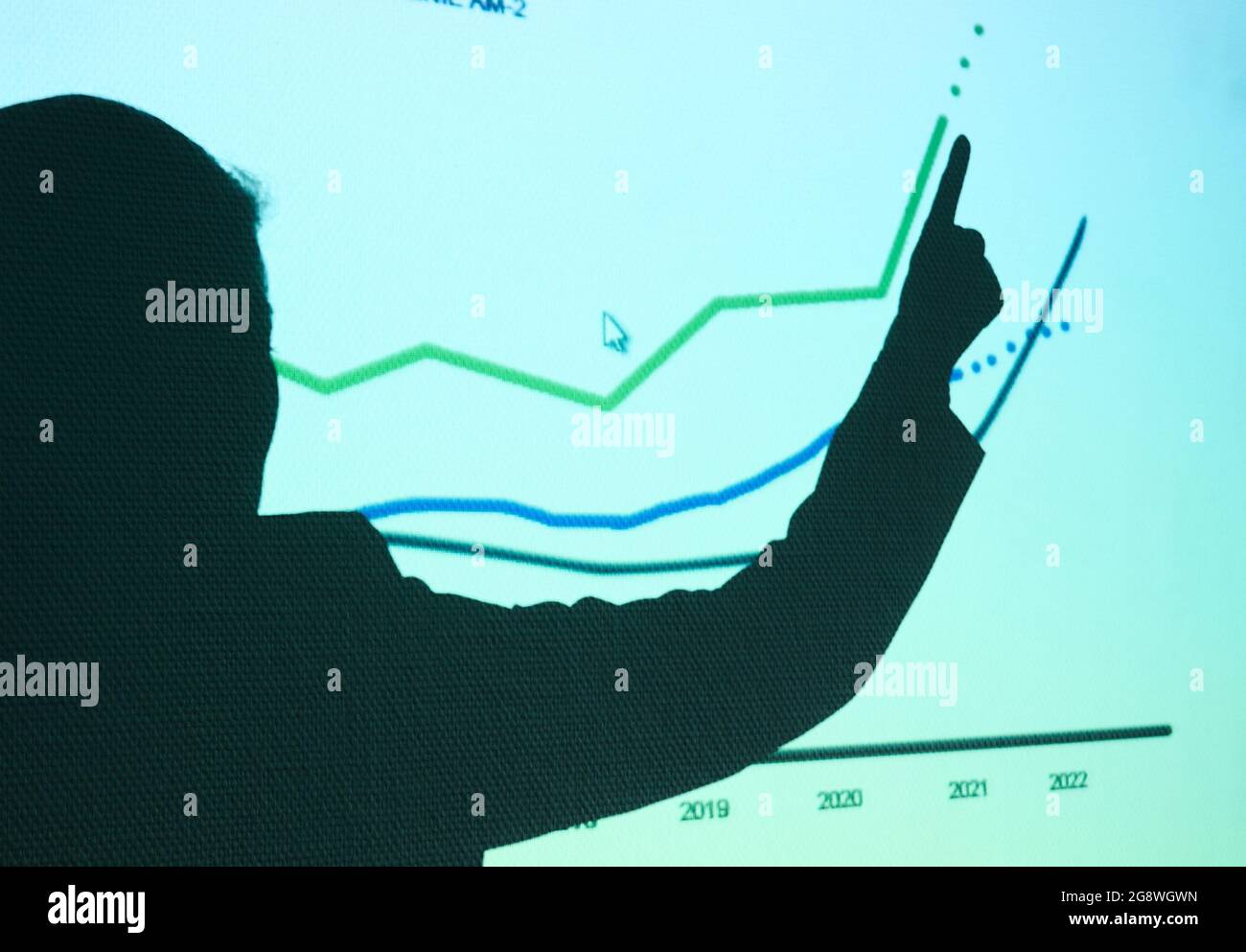 Berlin, Germany. 10th July, 2021. ILLUSTRATION - A woman points to a diagram projected on the wall. (posed scene) Credit: Annette Riedl/dpa/Alamy Live News Stock Photo