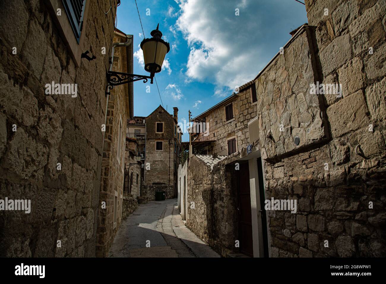 Ciudad fundada por Diocleciano en Croacia a orillas del mar adriatico, con casco antiguo de calles estrechas con arquitectura muy característica Stock Photo