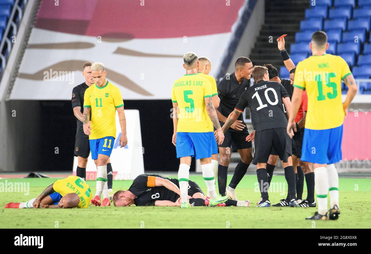 referee Ivan BARTON (El Salvador) shows Maximilian ARNOLD (GER / on the ground) the yellow-red card, dismissal football preliminary round of men group D, Brazil (BRA) - Germany (GER), on 07/22/2021 in Yokohama. Olympic Summer Games 2020, from 23.07. - 08.08.2021 in Tokyo / Japan. Â Stock Photo