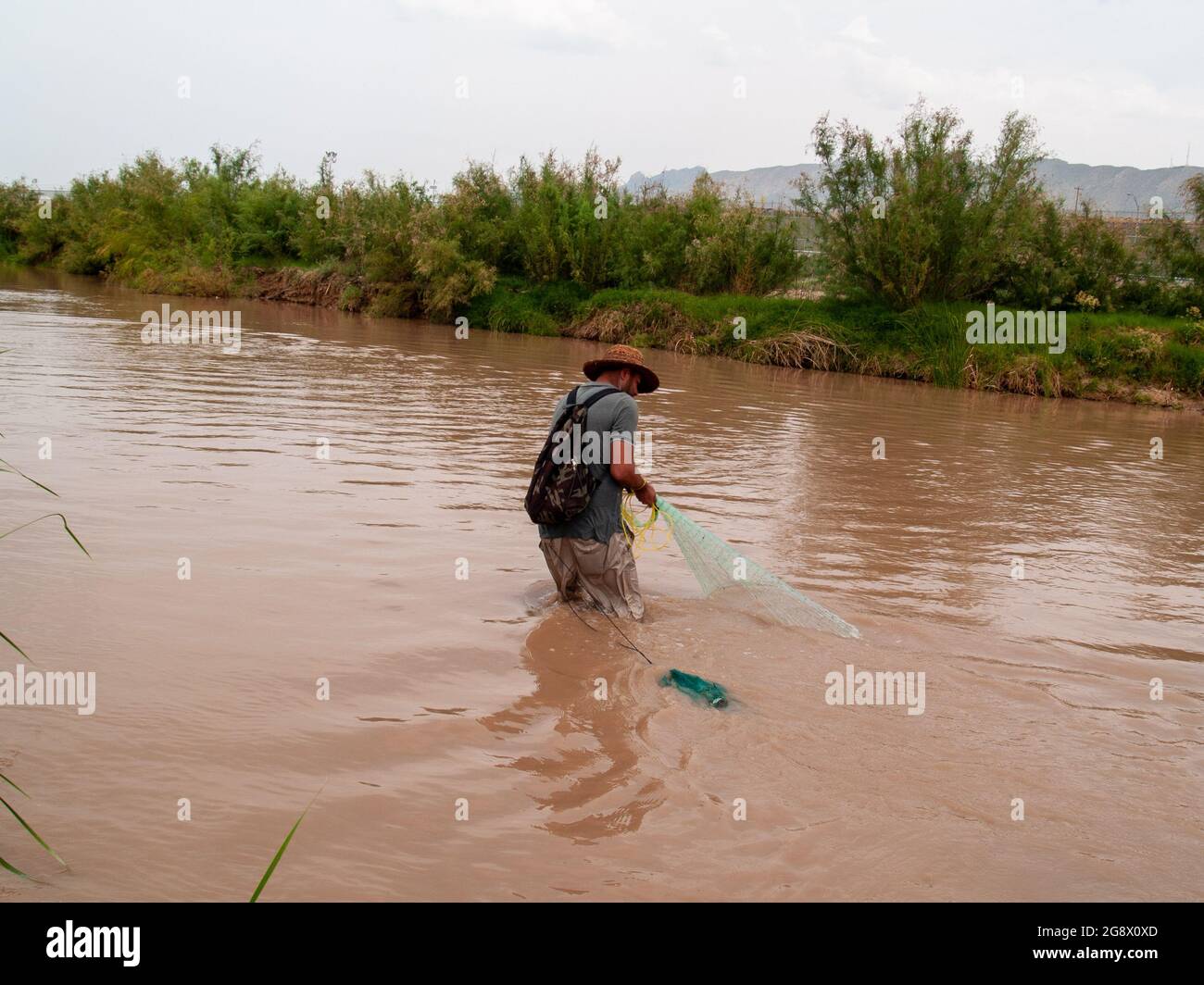 33-year-old Manuel fishes with his son in the Rio Grande, the natural border between Mexico and the United States (Photo by David Peinado / Pacific Press/Sipa USA) Stock Photo