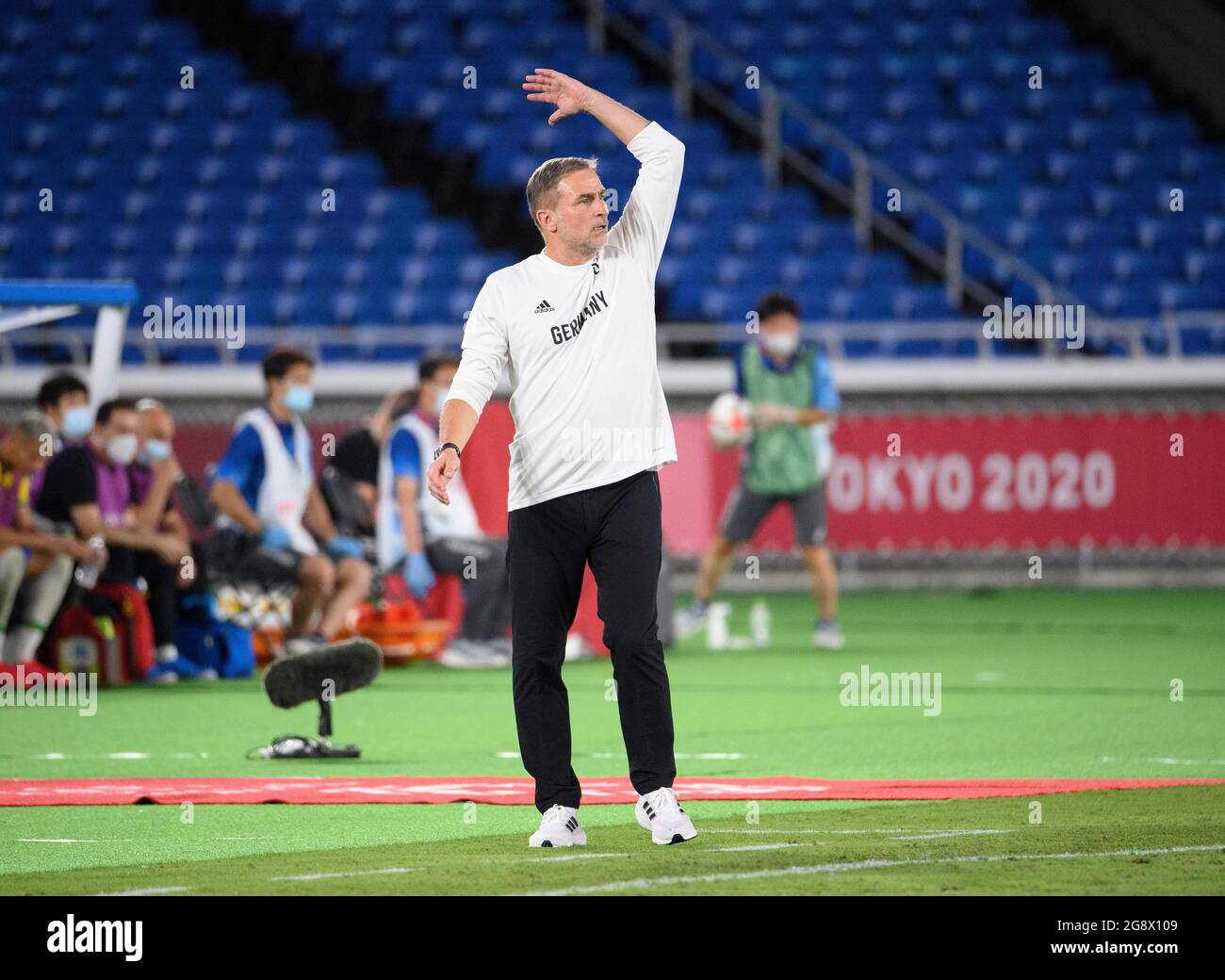 frustrated with coach Stefan KUNTZ (GER); gesture, gesture, soccer preliminary round of men group D, Brazil (BRA) - Germany (GER) 4: 2, on July 22nd, 2021 in Yokohama. Olympic Summer Games 2020, from 23.07. - 08.08.2021 in Tokyo / Japan. Â Stock Photo