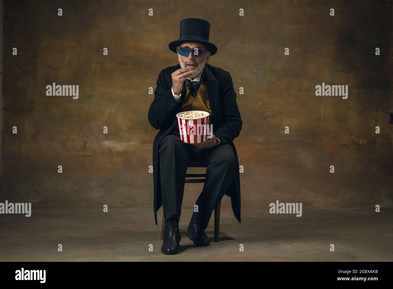 Cinema costume hi-res stock photography and images - Page 19 - Alamy