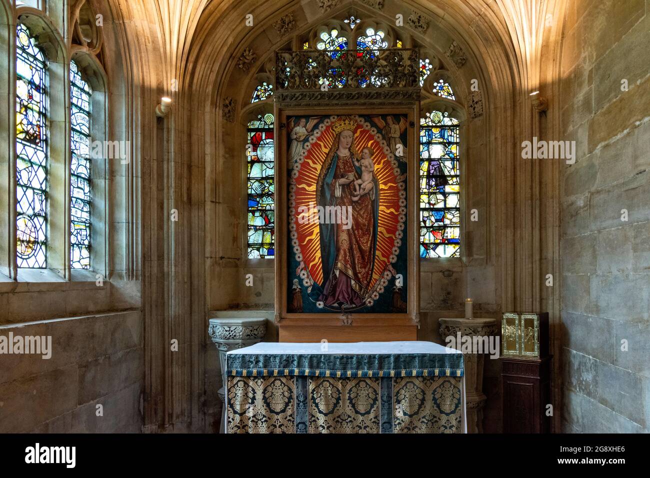 CAMBRIDGE ENGLAND KING'S COLLEGE CHAPEL INTERIOR THE MADONNA IN THE ROSARY ON THE ALTAR WITHIN ST. EDWARDS CHAPEL Stock Photo