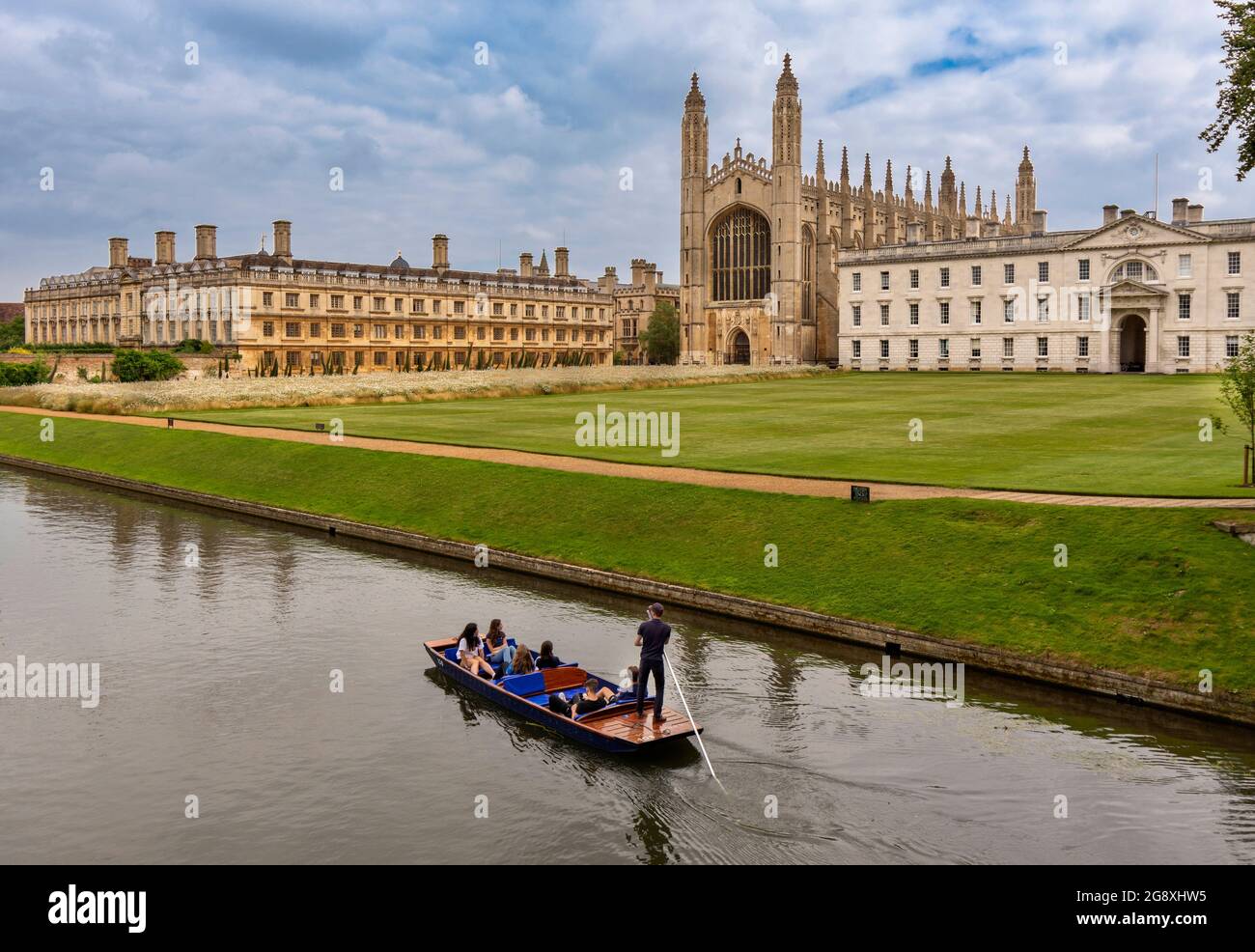 CAMBRIDGE ENGLAND KING'S COLLEGE IN SUMMER A SINGLE PUNT ON THE RIVER CAM PASSING THE CHAPEL AND GIBBS BUILDINGS Stock Photo