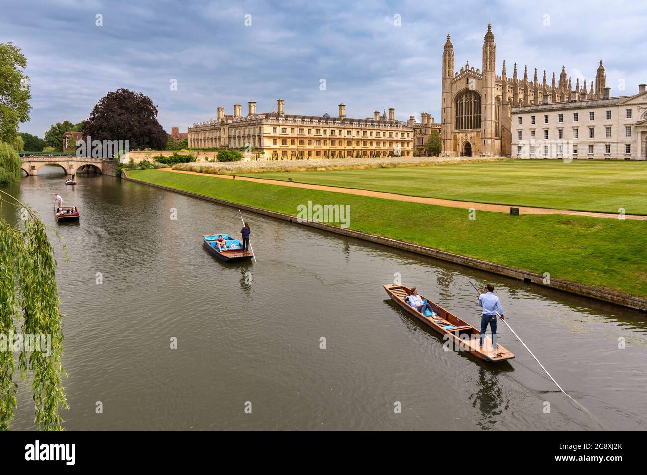 CAMBRIDGE ENGLAND KING'S COLLEGE IN SUMMER PUNTS ON THE RIVER CAM PASSING THE CHAPEL AND GIBBS BUILDINGS Stock Photo