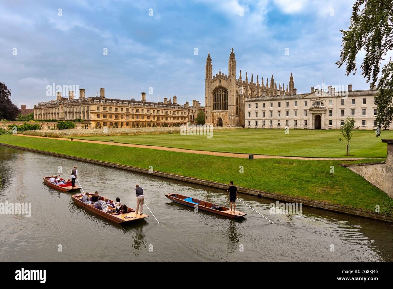 CAMBRIDGE ENGLAND KING'S COLLEGE IN SUMMER THREE PUNTS ON THE RIVER CAM PASSING THE CHAPEL AND GIBBS BUILDINGS Stock Photo