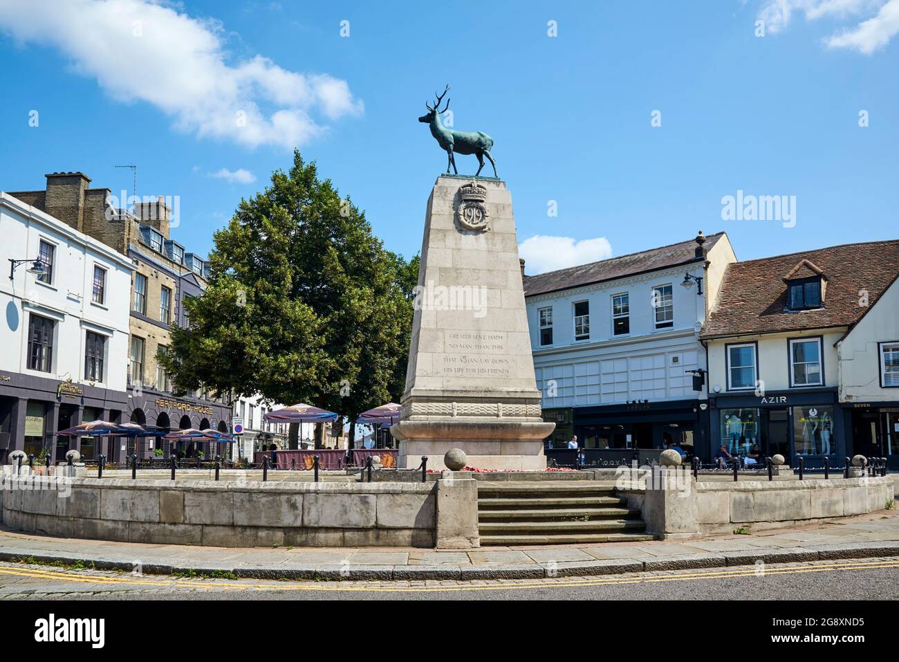 War memorial and buildings in Parliament Square, Hertford, Hertfordshire, Southern England Stock Photo