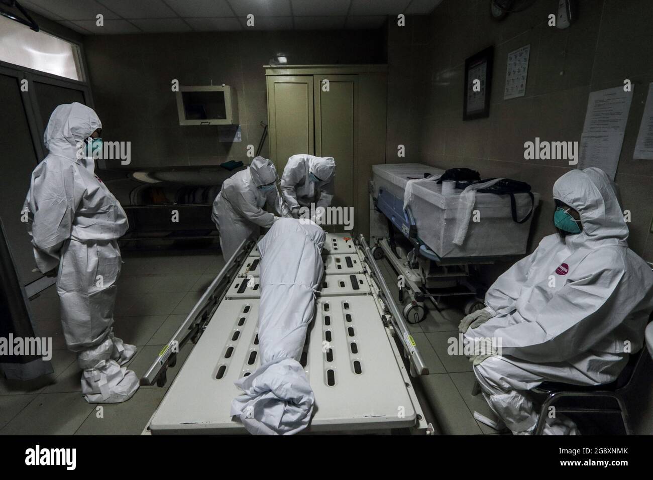 Bogor, Indonesia. 16th July, 2021. Health workers wearing personal protective equipment are seen closing the body of a Covid-19 victim, who died at a hospital in Bogor, Indonesia, on July 16, 2021. Indonesia overtakes India as Asia's new Covid-19 epicenter. (Photo by Andi M. Ridwan/INA Photo Agency/Sipa USA) Credit: Sipa USA/Alamy Live News Stock Photo