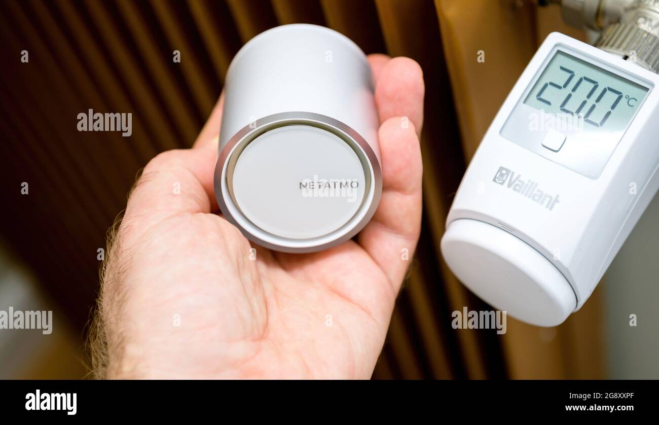 Netatmo radiator thermostatic head next to the Vaillant ambisense head ...