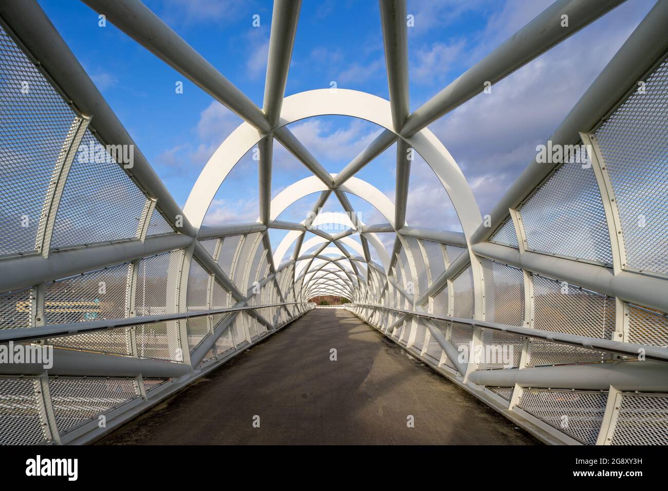 De groene verbinding (de netkous) pedestrian and cyclist bridge in Rotterdam, the Netherlands Stock Photo