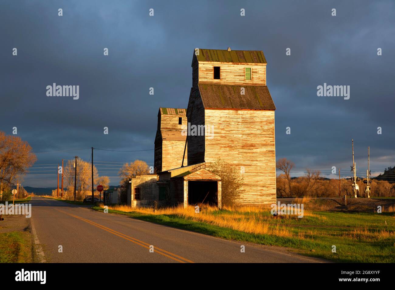 Grain elevator, Reed Point, Stillwater County, Montana Stock Photo