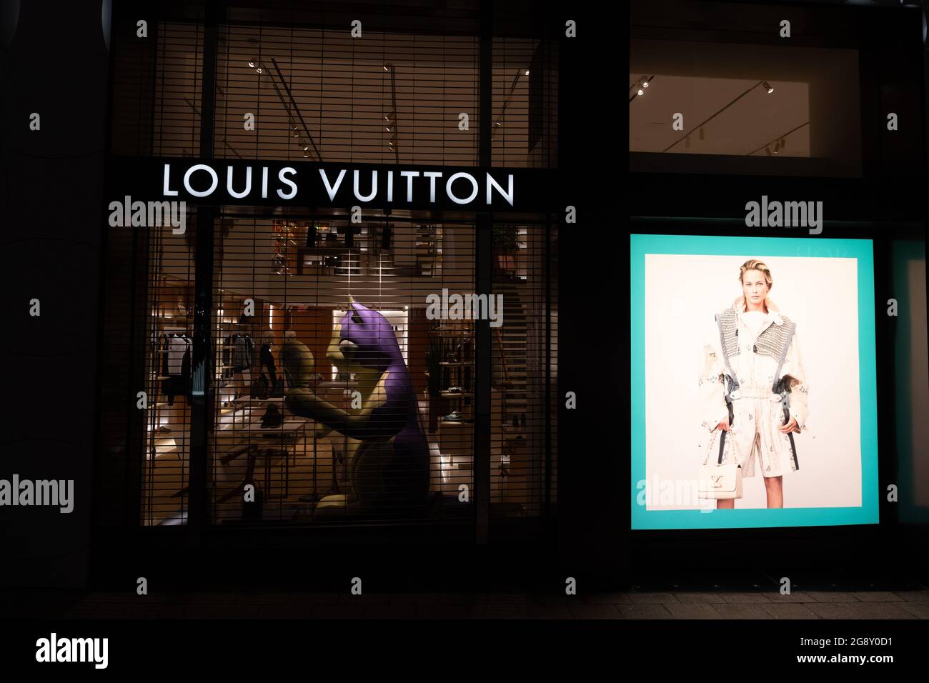 Vienna, Austria: Louis Vuitton shop facade in the city center illuminated  in the night Stock Photo
