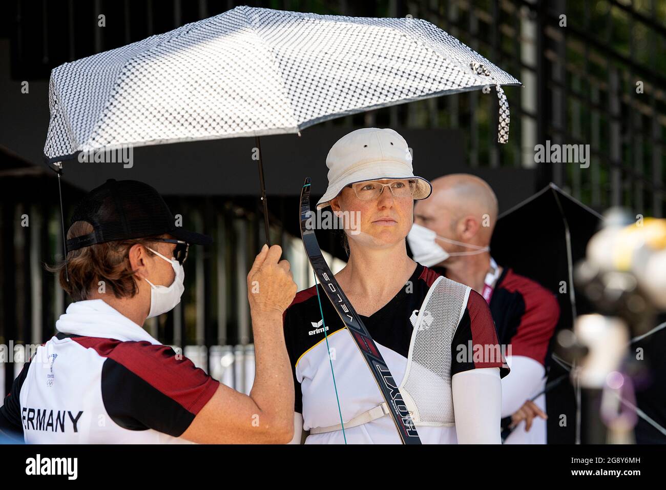 Tokyo, Japan. 23rd July, 2021. Lisa UNRUH (GER) is protected from the heat with a parasol; Archery/women, recurve, qualification/on 07/23/2021; Olympic Summer Games 2020, from 23.07. - 08.08.2021 in Tokyo/Japan. Credit: dpa/Alamy Live News Credit: dpa picture alliance/Alamy Live News Stock Photo