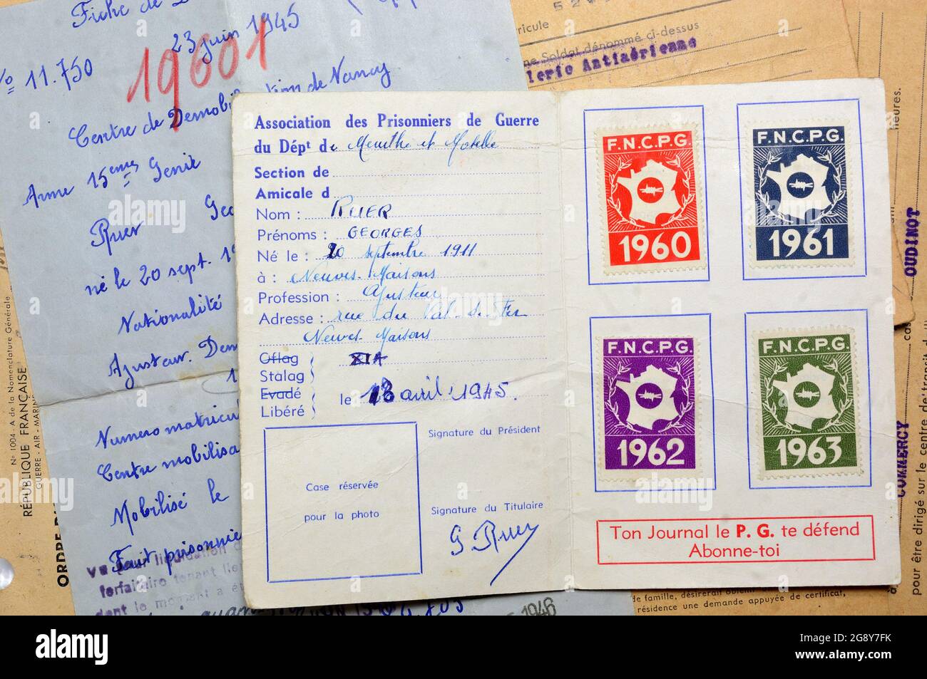 French military documents: Membership card of the Federation of Prisoners of War (WW2);  letter of demobilisation; Stock Photo