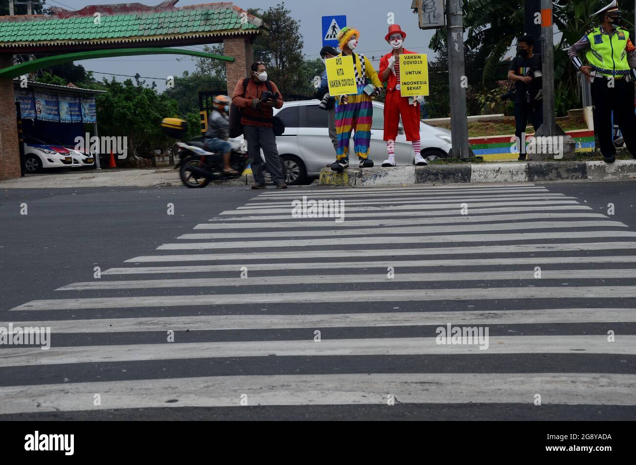 Depok Indonesia 23rd July 2021 The I Am Indonesian Clowns Community Carried Out A Campaign To Remind People To Always Wear Masks In The Margonda Depok They Also Distributed Masks For Free<script async src=