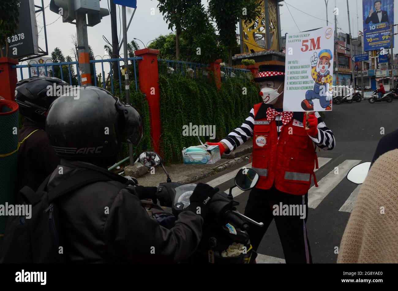 Depok Indonesia 23rd July 2021 The I Am Indonesian Clowns Community Carried Out A Campaign To Remind People To Always Wear Masks In The Margonda Depok They Also Distributed Masks For Free<script async src=