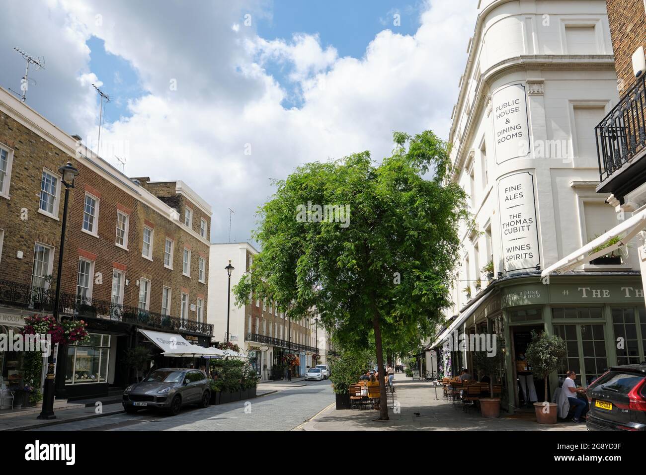 Quiet Elizabeth Street in Belgravia with floral display and terrace restaurants, cafes, bars and pubs. Stock Photo