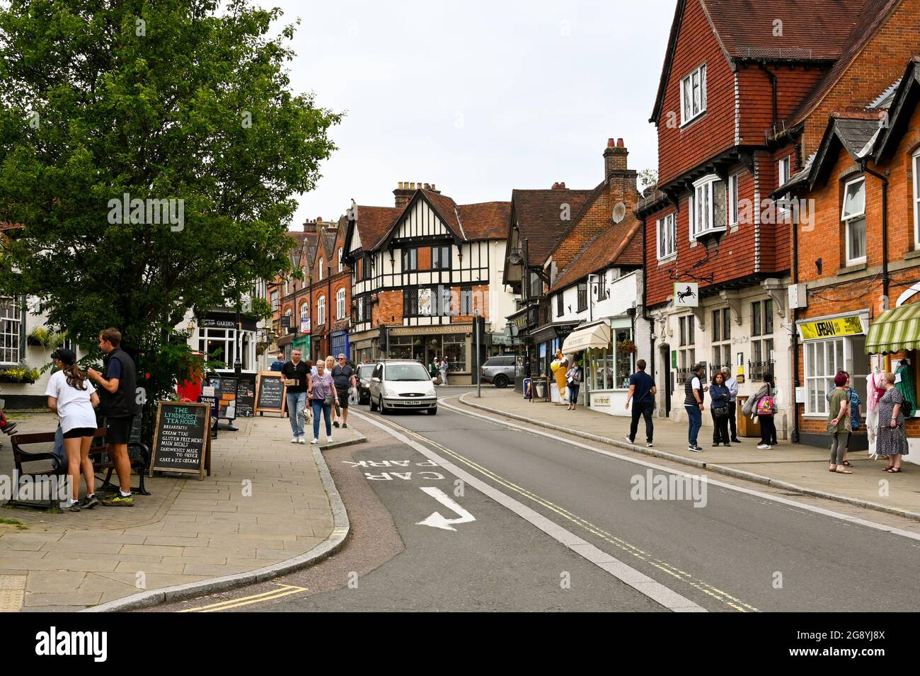 Lyndhurst, Hampshire, England - June 2021: Car parking in the centre of  Lyndhusrt in the New Forest. In the background is the town's Heritage  Centre Stock Photo - Alamy