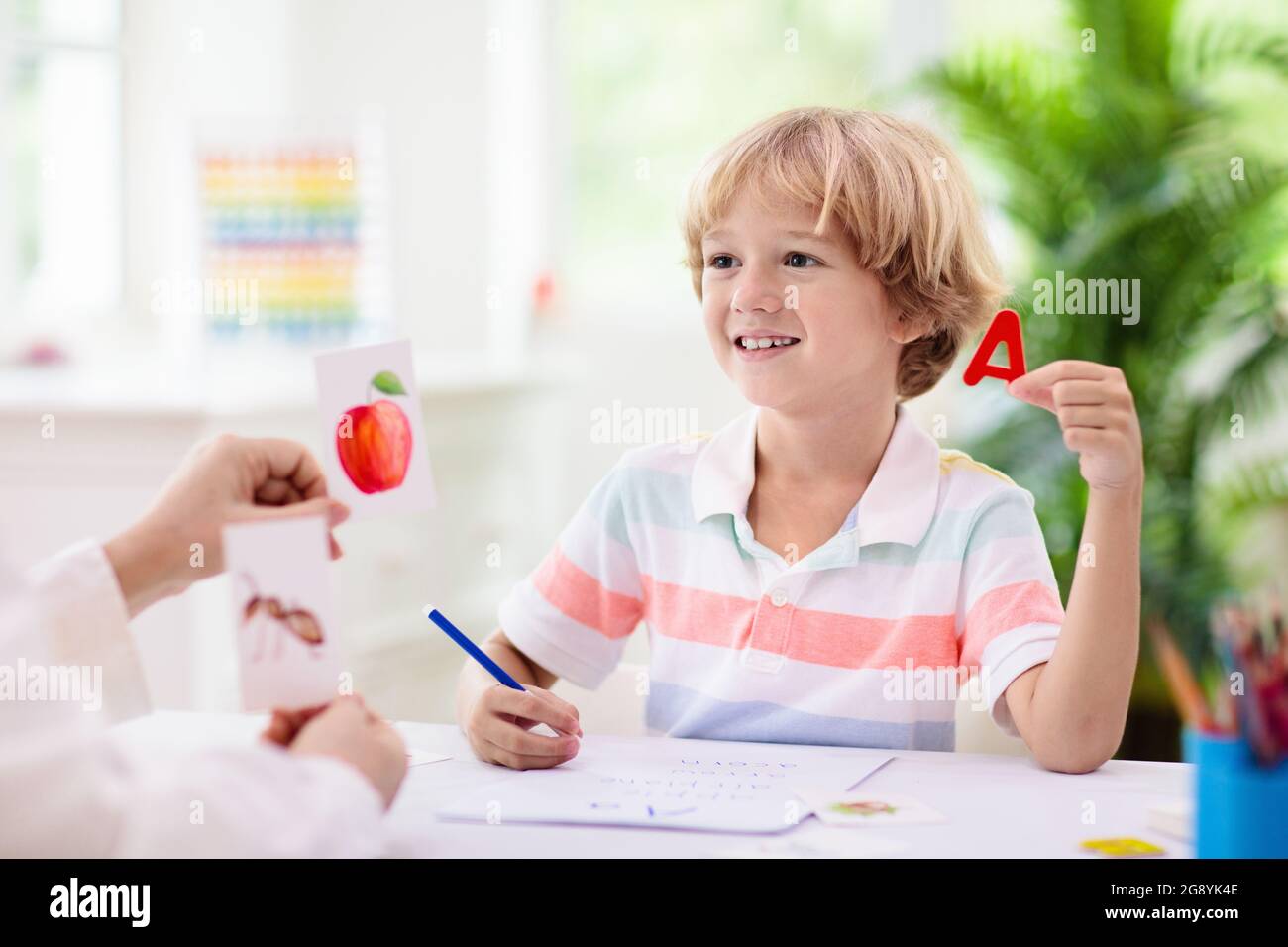 Kids learn to read. Colorful abc phonics flash cards for kindergarten and preschool children. Remote learning and homeschooling for young kid. Stock Photo