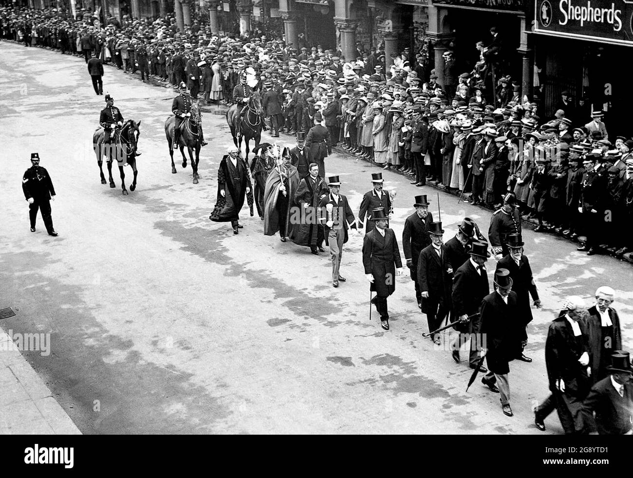 Procession of local dignitaries celebrating the  Coronation of King George V and Queen Mary in 1911 in the city of Nottingham, England, Britain, Uk Stock Photo