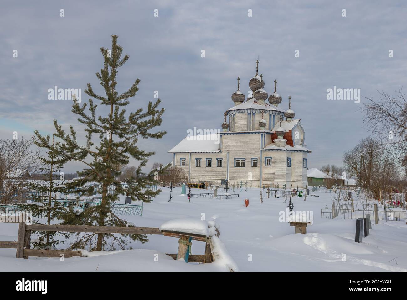 Winter morning landscape with the ancient wooden church of the Epiphany of the Lord. Lyadiny. Arkhangelsk region, Russia Stock Photo
