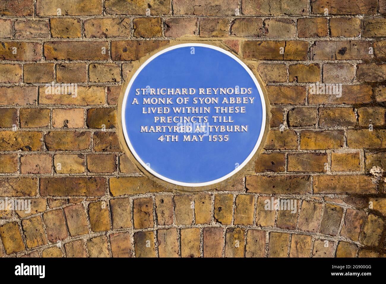 Saint Richard Reynolds blue plaque. Memorial plaque to mark the home – the former Syon Abbey – of the Catholic martyr. UK (127) Stock Photo