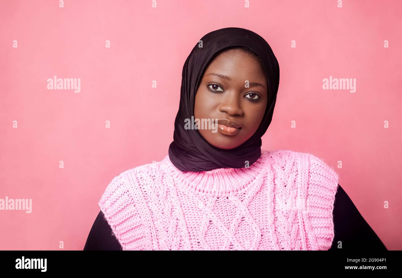 Beautiful woman in hijab in front of pink background Stock Photo - Alamy