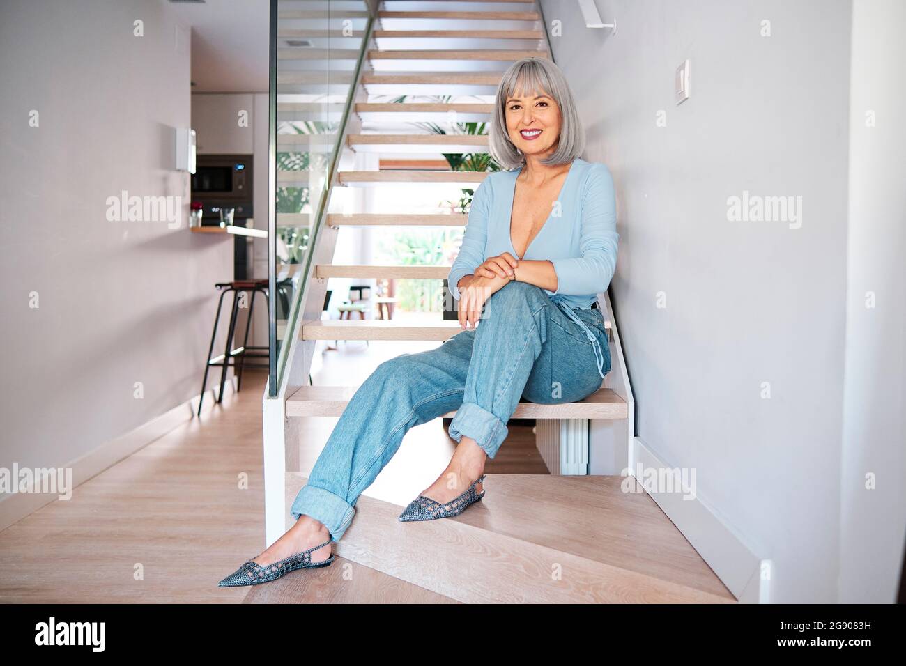 Mature woman sitting on staircase hi-res stock photography and images ...