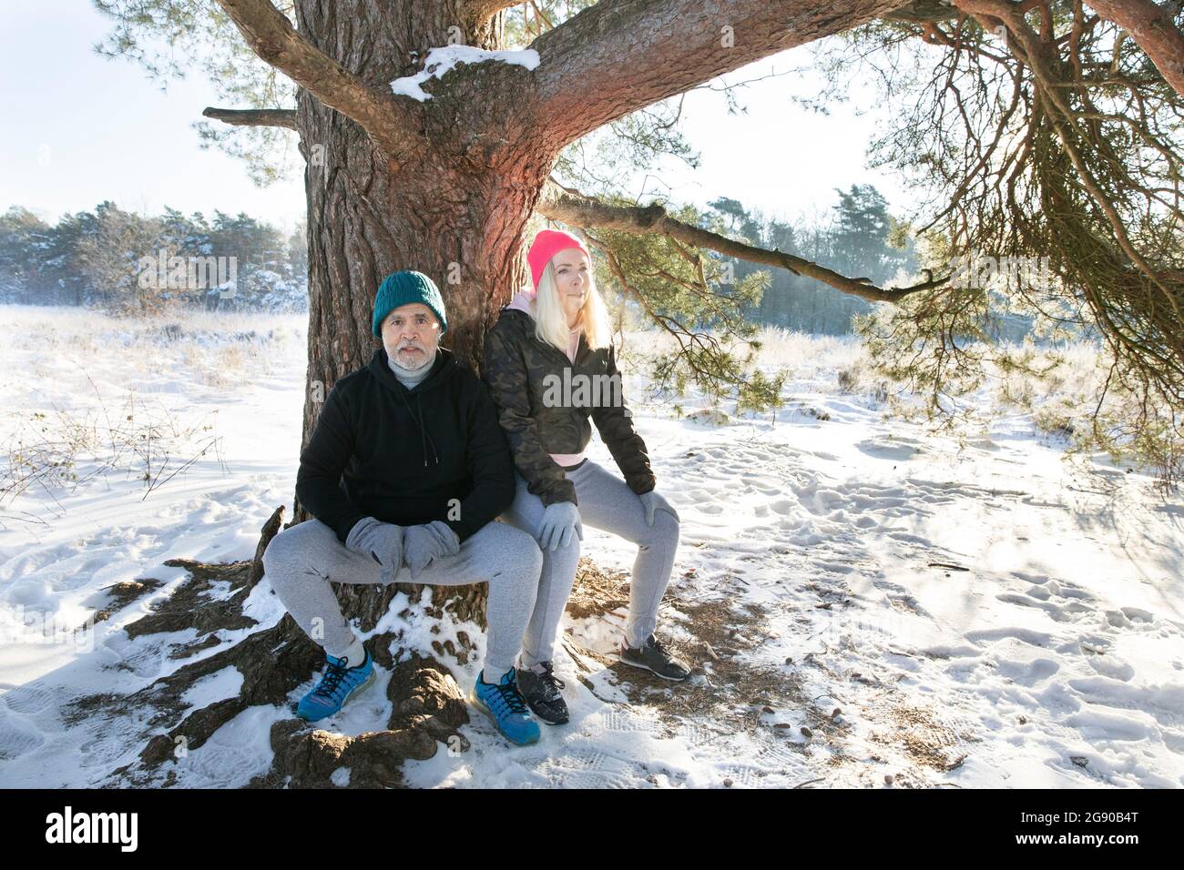 Couple tree sitting hi-res stock photography and images - Alamy