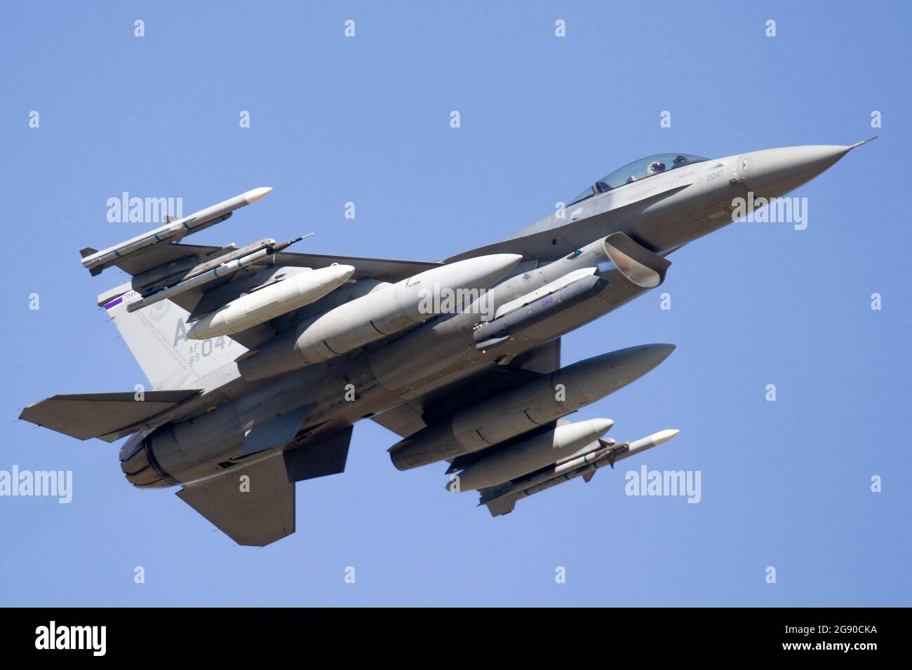 General dynamics f 16cm fighting falcon hi-res stock General dynamics f 16cm fighting falcon hi-res stock