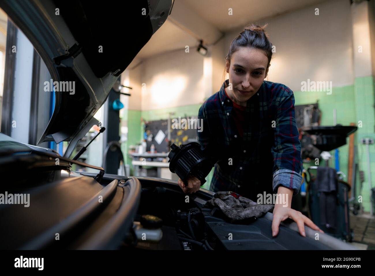 Female mechanic repairing car at workshop Stock Photo