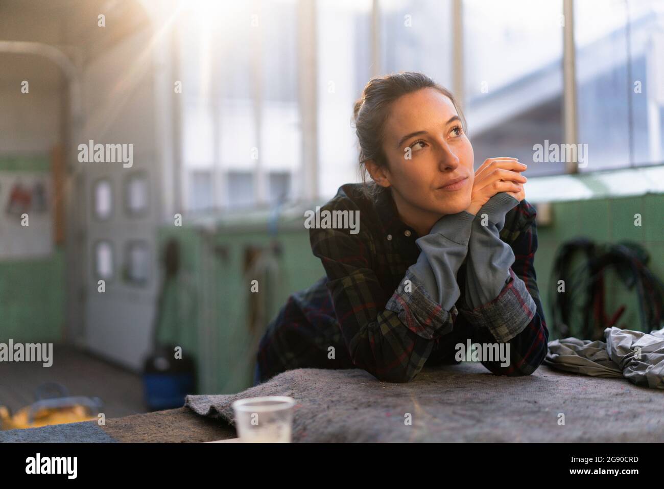 Worker leaning on table hi-res stock photography and images - Alamy