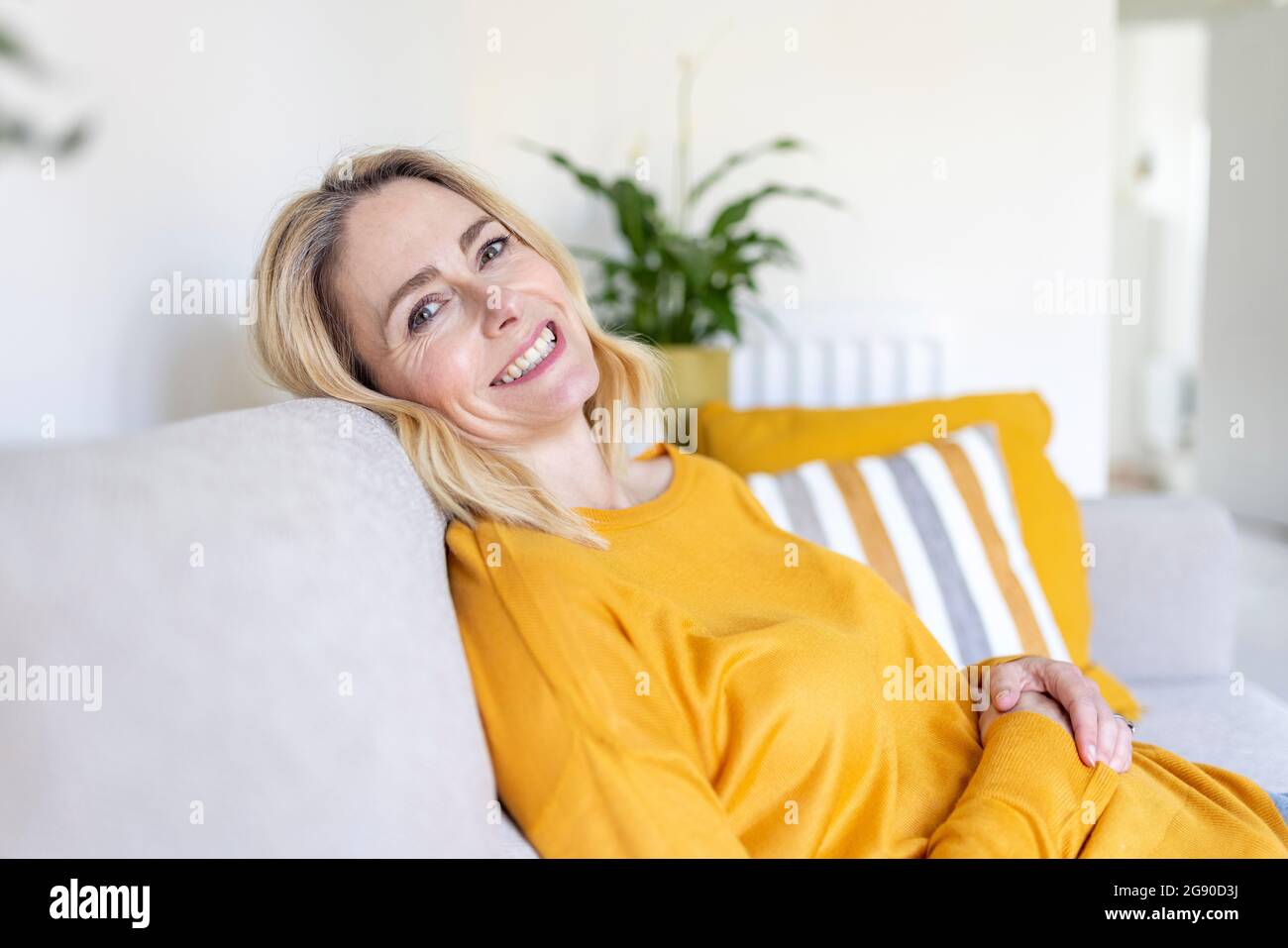 Woman sofa smiling mature hi-res stock photography and images - Alamy
